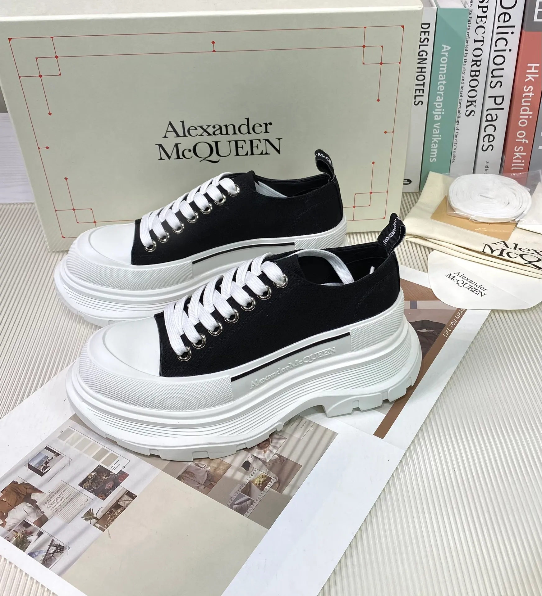 👟👟Ex-factory price 480👟👟 Women's Mc Queen McQueen's new couple shoes! Young ladies who are fashion representatives must be at the forefront of fashion! The unique personality of the shoes adds full charm, and the shoes are super stylish. ⚠The uppers are made of customized original canvas. The color is warm and moist. The inner padding is made of imported goatskin. Full of flexibility! The round toe design allows the toes to be completely released and get rid of the original pressure of shoes! The outsole adopts the original molded vacuum outsole. The combination of several layers of outsole is complicated. Size: 35-44 men's and women's sizes (45 is custom-made and cannot be returned or exchanged). The latest counter packaging.